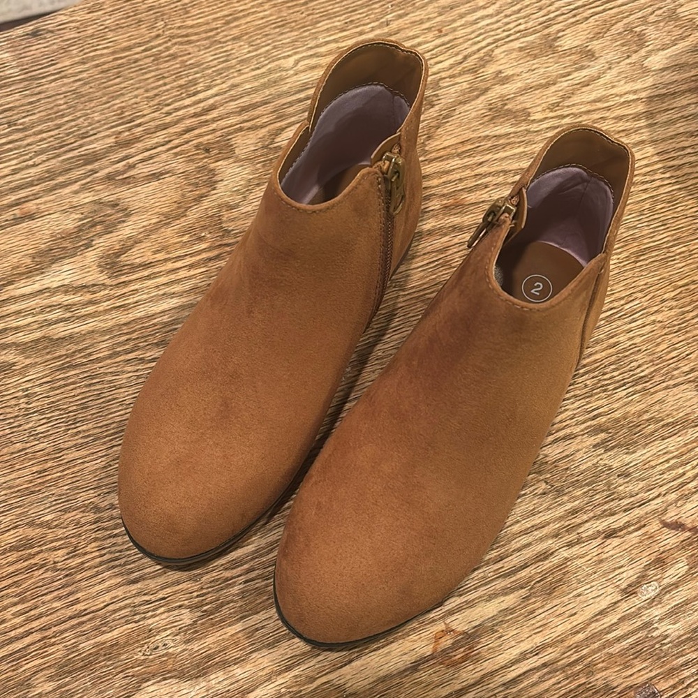 NWOT Girls cat & jack brown suede boots